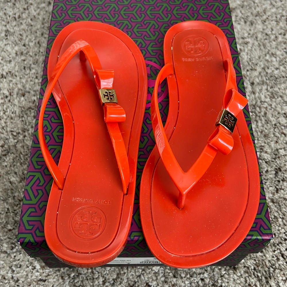 Tory Burch jelly thong -tru, size 7. Like new. Very comfortable for the summer.